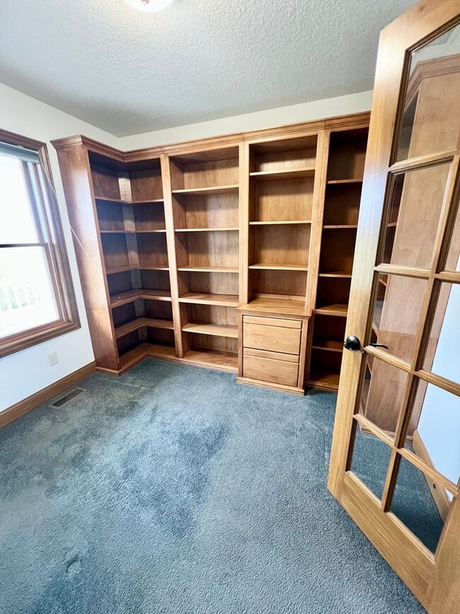 Building Photo - NEW LISTING! 3 Bedroom home