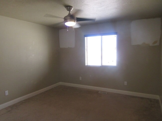 Building Photo - Move-In Bonus!!! 5 bedroom, 3 bath Single Family Home