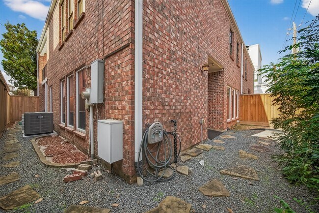 Building Photo - 2413 Potomac Dr