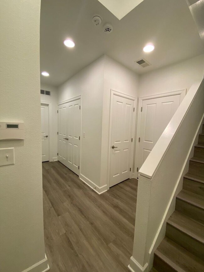 Building Photo - Luxury Townhome!