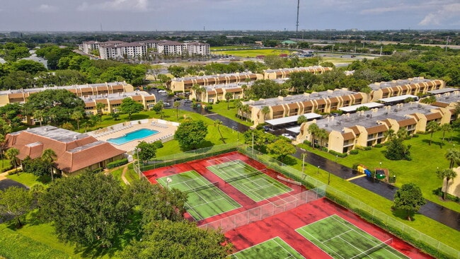 Building Photo - 2825 SW 22nd Ave