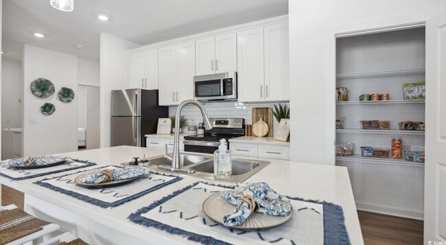 Building Photo - 31 Quaker Rdg Dr