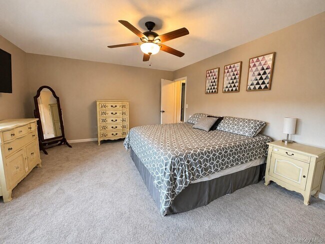 Building Photo - 10 Sycamore Dr