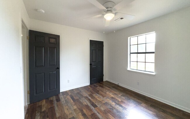 Building Photo - 3BR Home in Shell Point – Sunroom | Garage | Prime Location