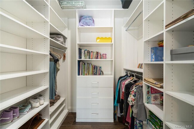 Building Photo - 100 Main St