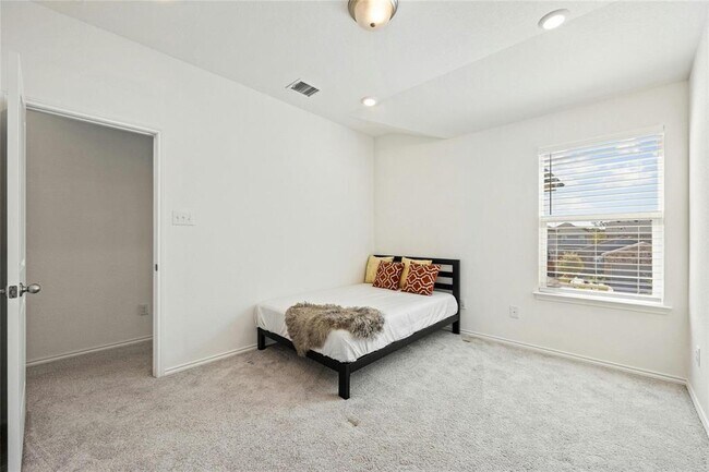 Building Photo - 402 Lynwood Gold Wy