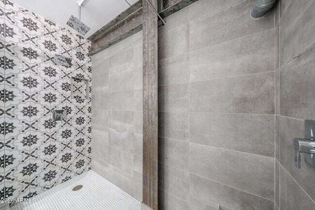 Building Photo - 353 E Thomas Rd