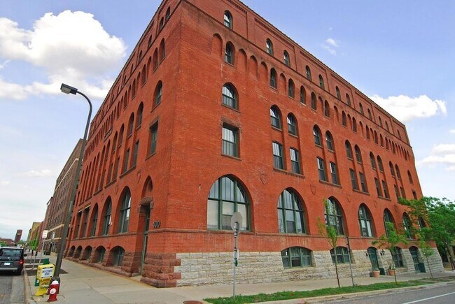 Building Photo - 400 N 1st St