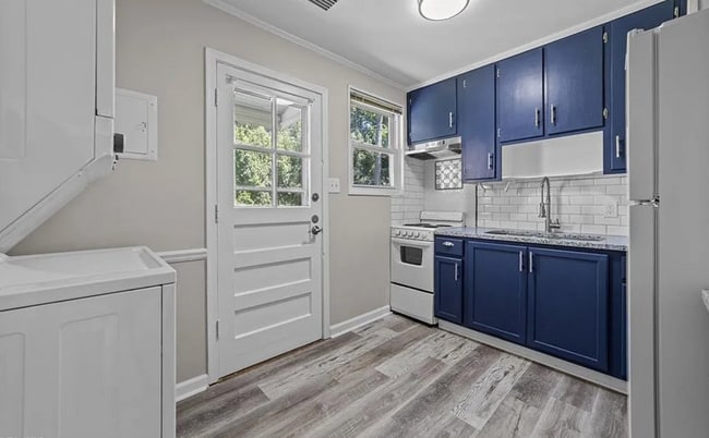 Building Photo - Updated 2 bedroom/ 1 bathroom condo locate...