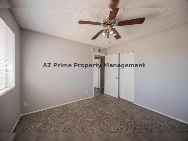 Building Photo - 4704 S La Rosa Dr