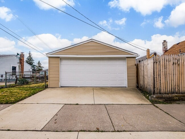 Building Photo - Welcome to this charming 3-bedroom, 1-bath...