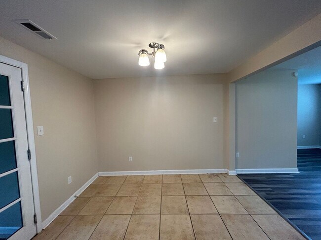 Building Photo - Welcome to this charming Ranch style home!