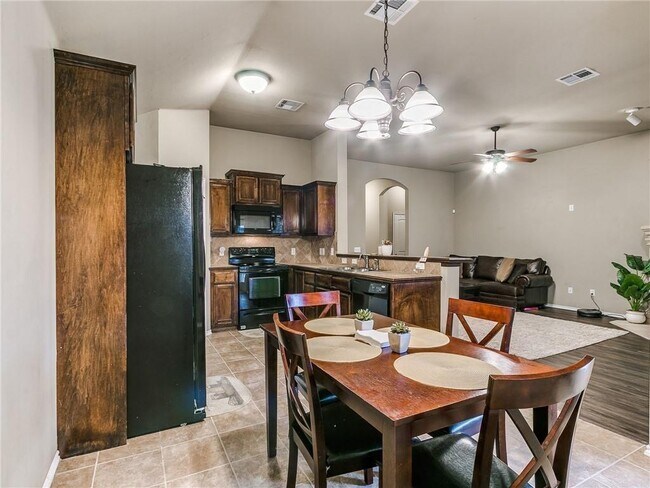 Building Photo - 517 Apple Tree Ln
