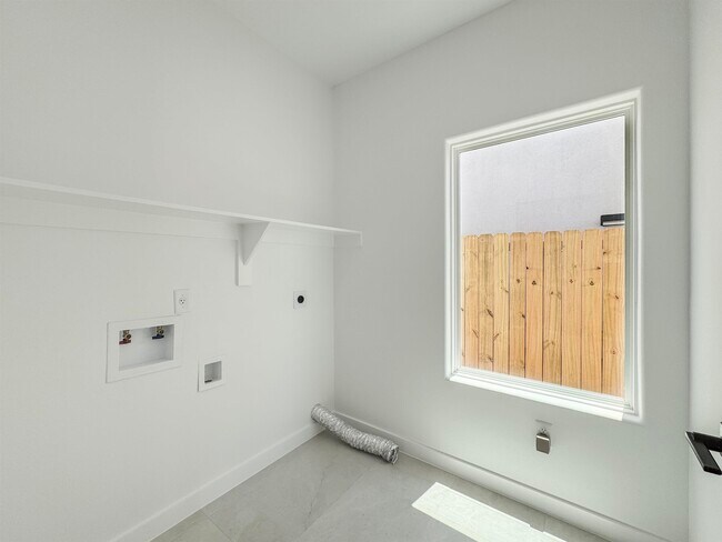 Building Photo - 530 Silvana Dr