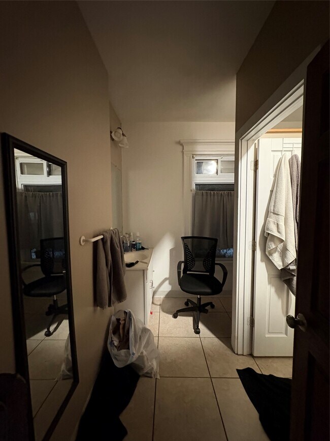 Building Photo - 121 Oak St