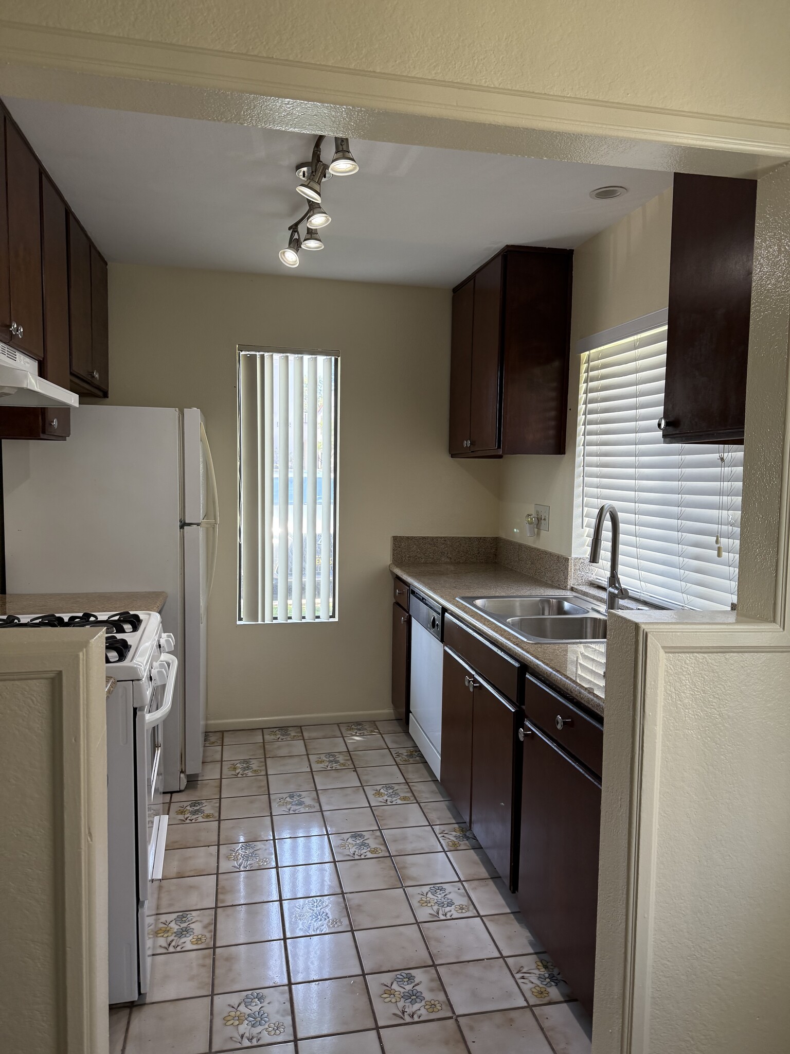 Building Photo - 8481 Westmore Rd
