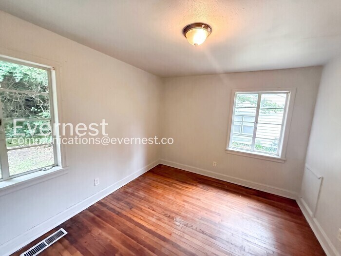 Building Photo - 848 Vanderbilt St