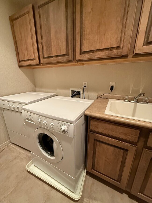 Building Photo - 2010 Richey Cir