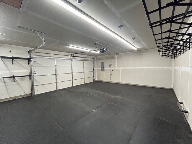 Building Photo - Corner Lot 3 Bed / 2 Bath Home with RV Parking – NW Redmond