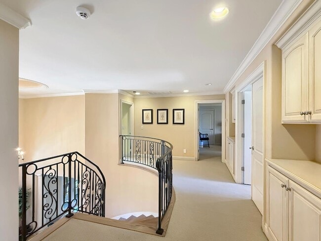 Building Photo - 1526 Hillview Dr