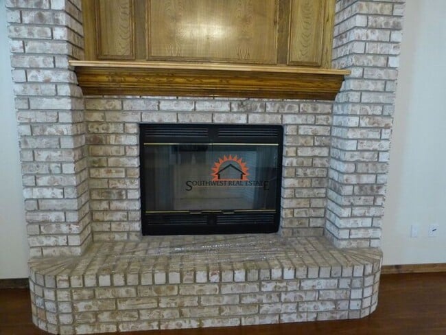 Building Photo - Spacious 4 bedroom 2 bath brick home