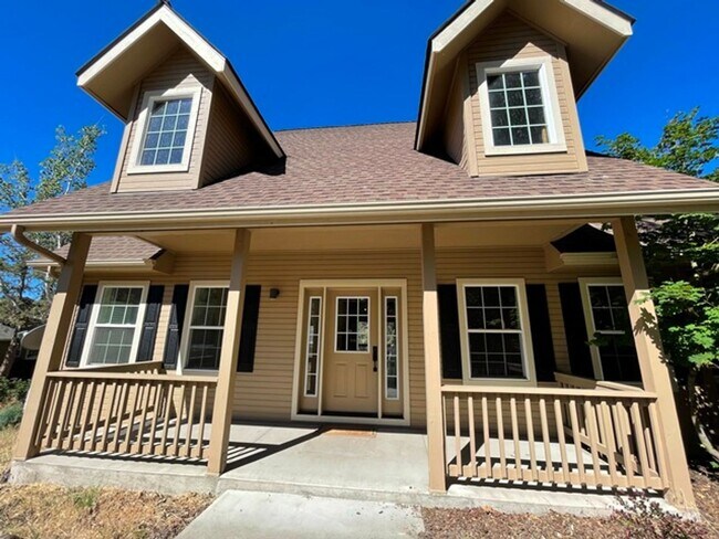 Building Photo - Large home in the Running Y