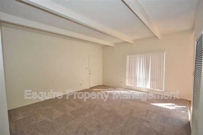 Building Photo - 2050 N Ventura Rd