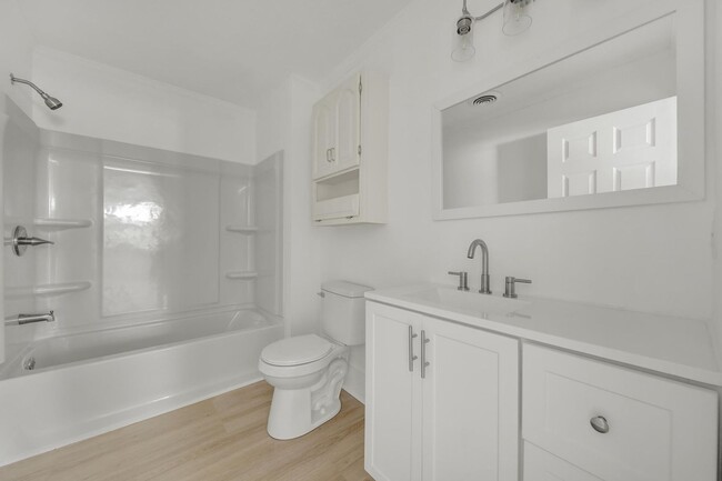 Building Photo - Newly renovated 2 Bedroom 1 bath charming ...