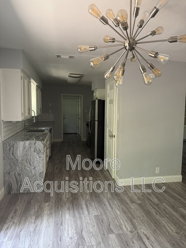 Building Photo - 3601 Oakwood Dr