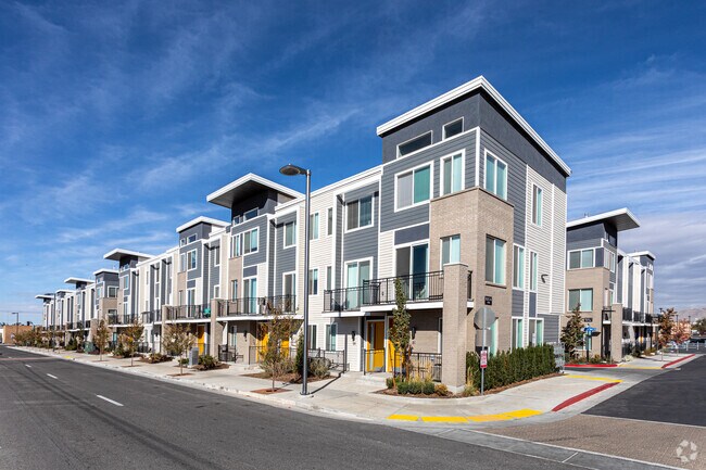 Building Photo - Strata99 Townhomes