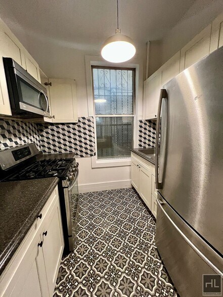 Building Photo - 3BR 1BA Massive Backyard w/ Performance Stage