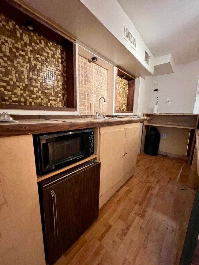 Building Photo - 3-Bedroom Townhome in Parkwood with Finished Basement! Available NOW!