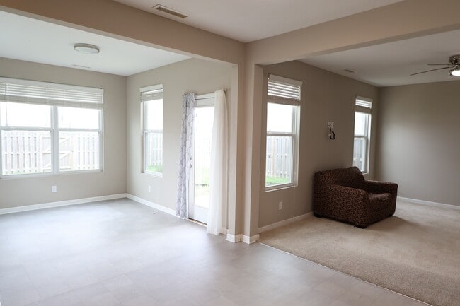 Building Photo - 1899 Lakecrest Dr