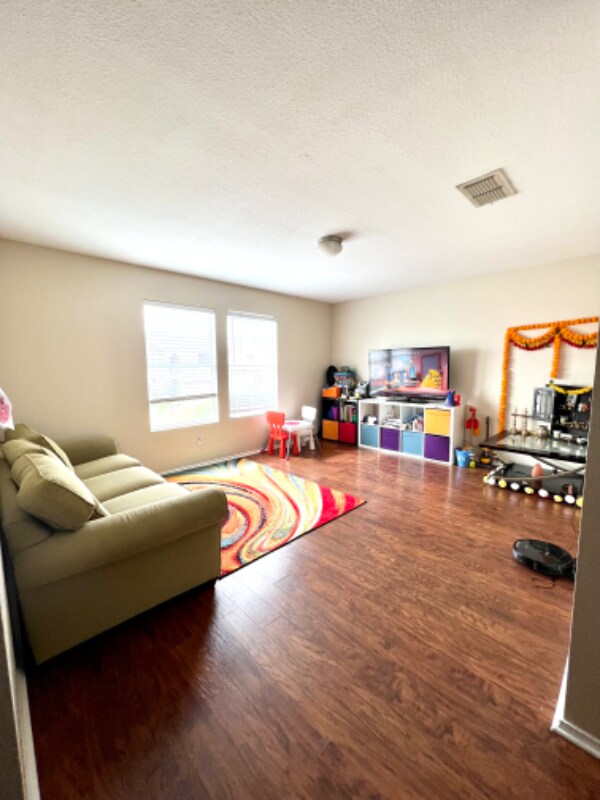 Building Photo - 24707 Maple Crest