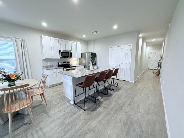 Building Photo - 518 Pleasanton Way