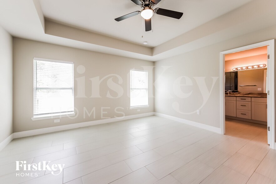 Building Photo - 845 Chezy St E