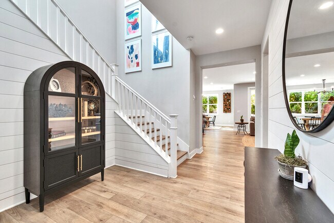 Building Photo - Light and bright 4 bedroom 3 bath beauty i...