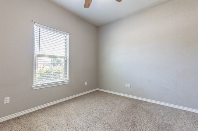 Building Photo - Charming open floor style home!