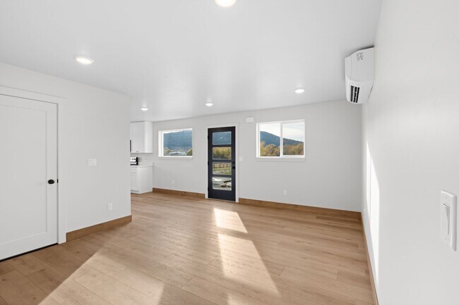 Building Photo - 865 9th St W