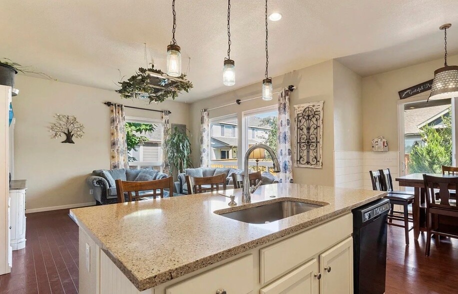 Building Photo - 882 Jenny Ln