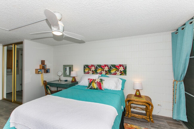 Building Photo - GROUND FLOOR FURNISHED 1/1 CONDO, 1 parking Avail 01.28.26