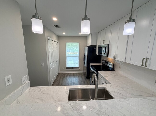 Building Photo - 7738 Lola Cir
