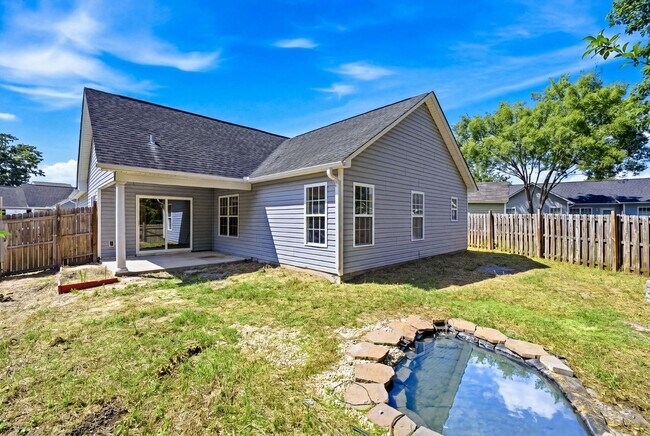 Building Photo - 215 Gardenview Ct NE