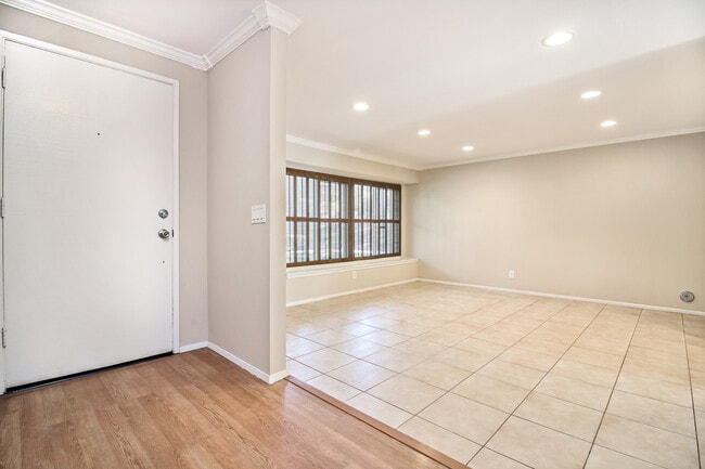 Building Photo - Live by the Lakeside -  Upgraded Spacious TOWNHOME in Lakeside Park