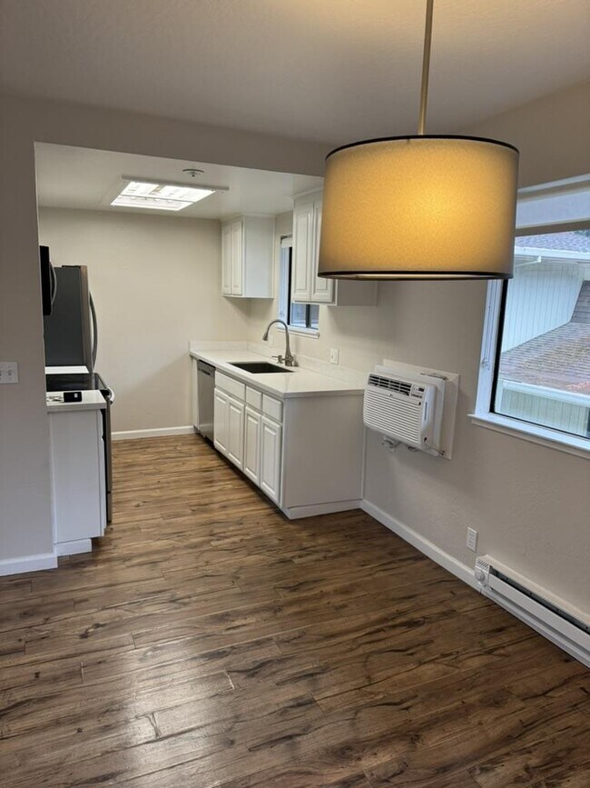 Building Photo - 1070 Mercedes Ave