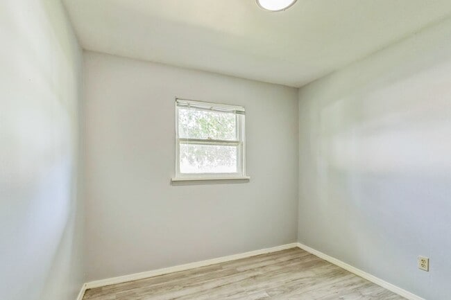 Building Photo - LIMITED TIME**NO APPLICATION FEE**1/2 OFF DEPOSIT**