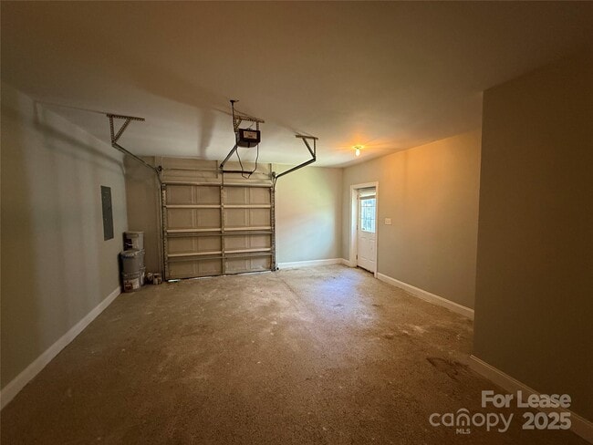 Building Photo - 311 Woodvale Pl