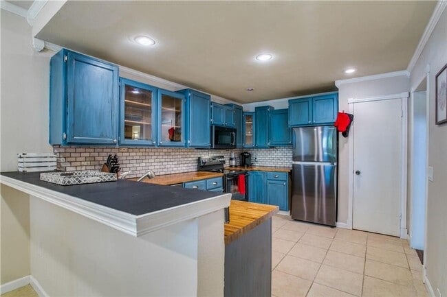Building Photo - Beautifully Crafted 2/2.5/2 Town Home in Euless!