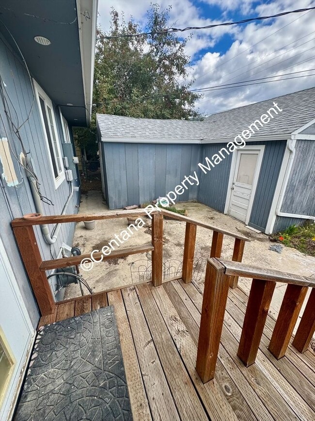Building Photo - 3 Bed 1 Bath located on the flats