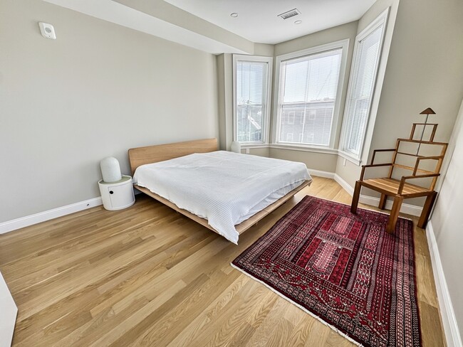 Building Photo - 40 Waverly St